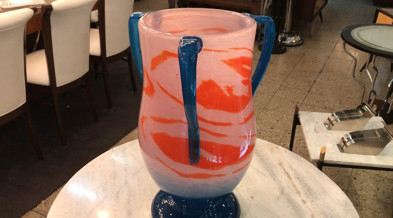 vidrio firmado con diseño colorido en un entorno elegante