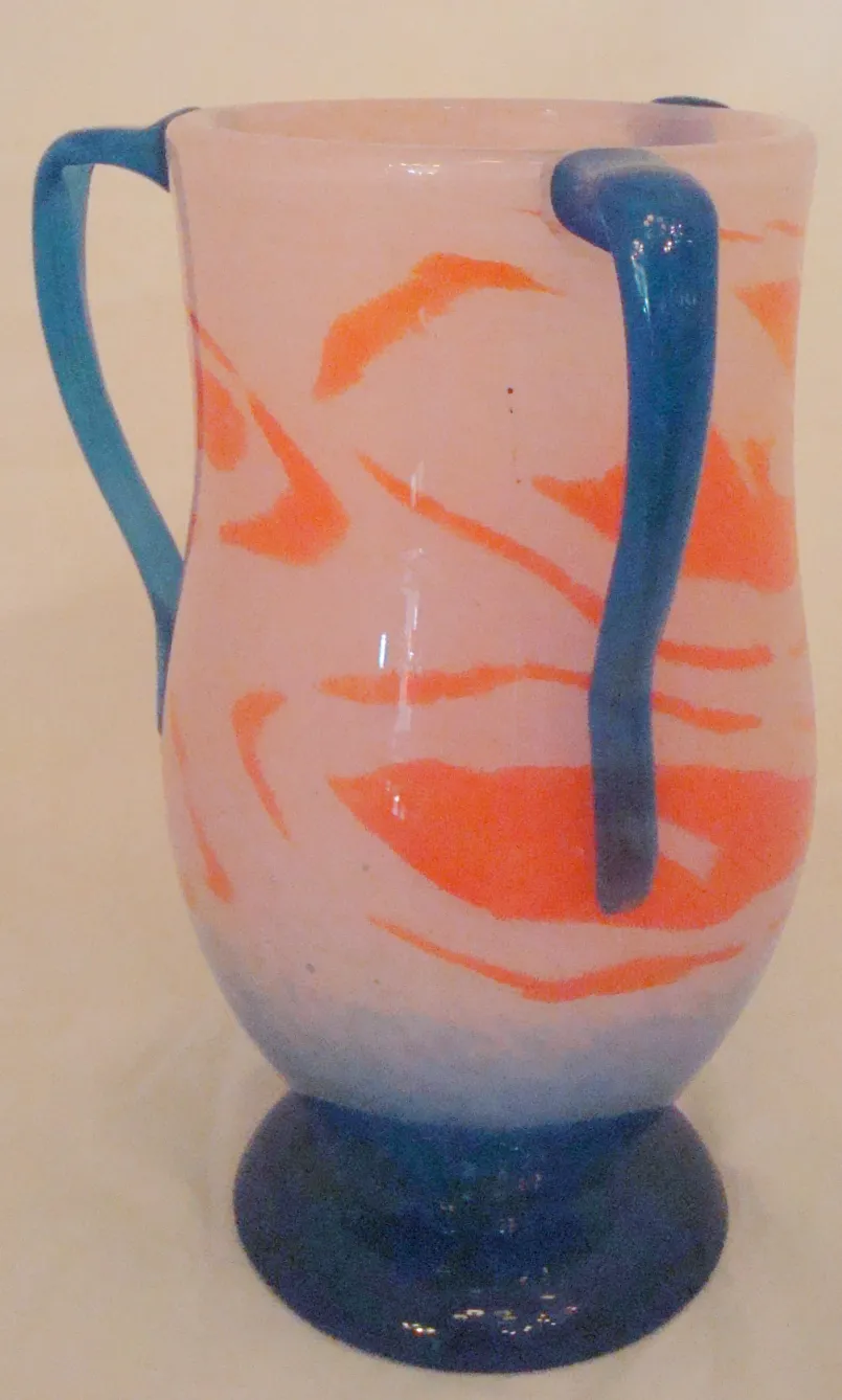 Jarra antigua de vidrio firmado Schneider con diseño colorido.