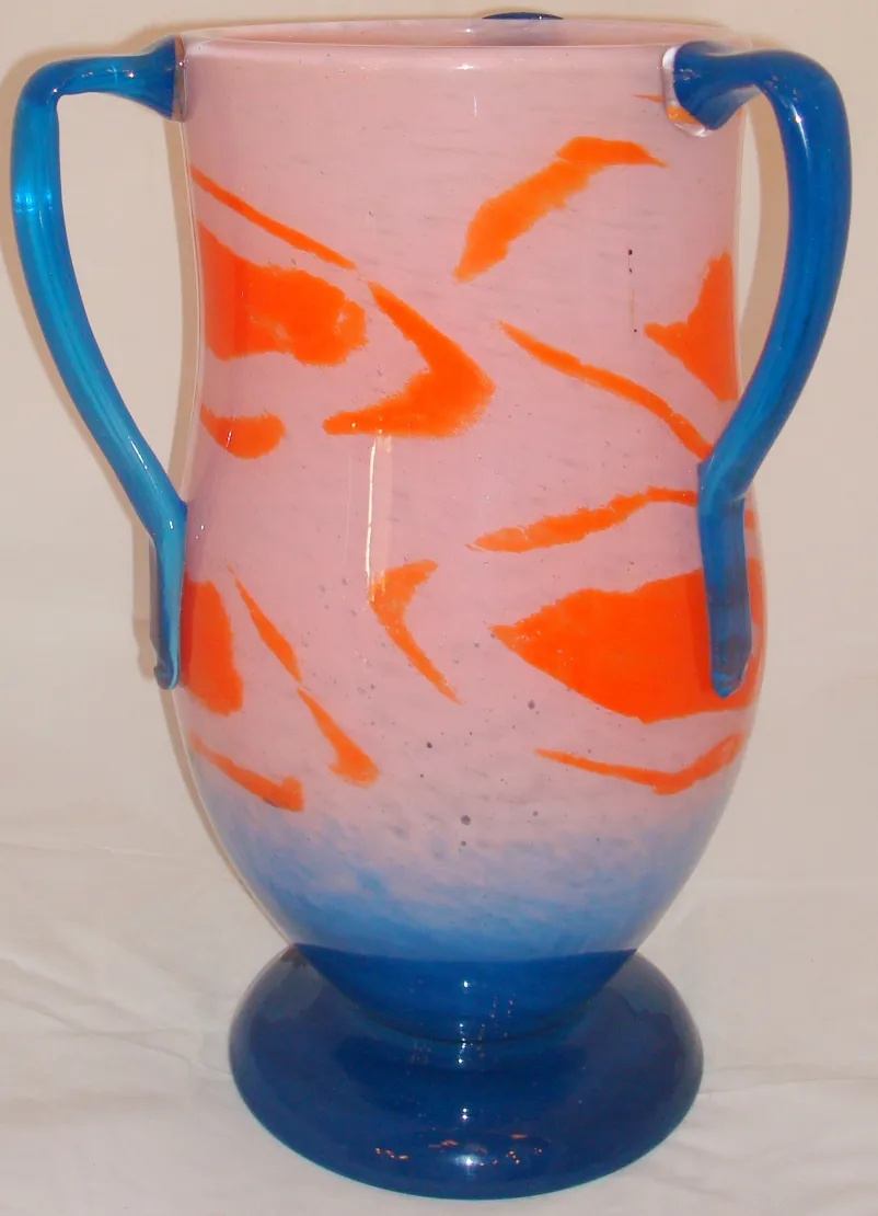 Vaso decorativo in vetro con design colorato e finitura bella.