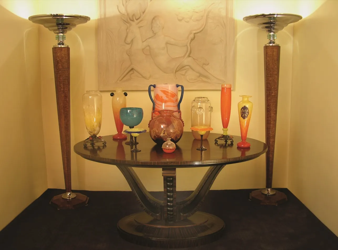 Vidro antigo assinado por Schneider, coleção de cristais decorativos.