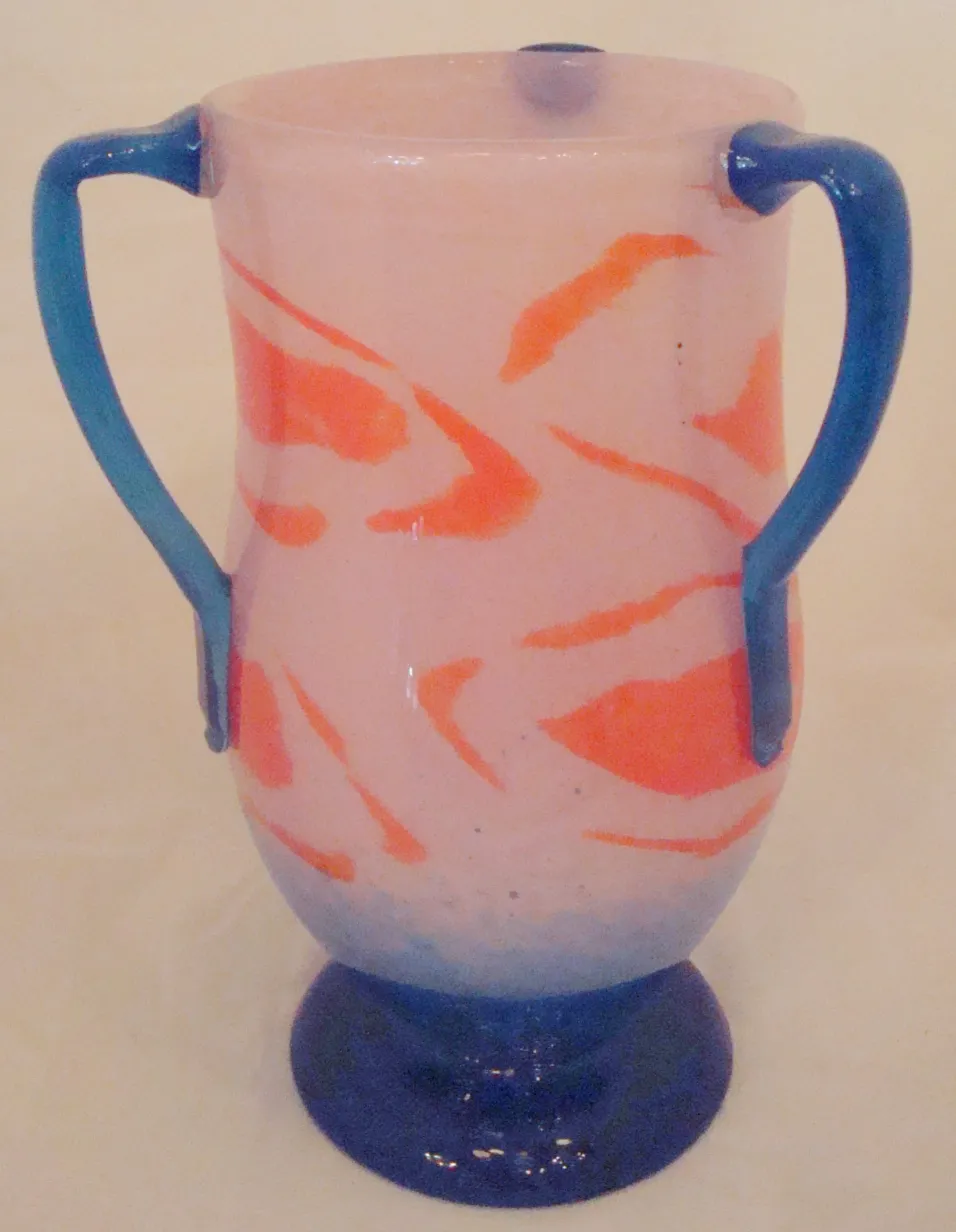 antik vase aus signiertem glas mit bunten details