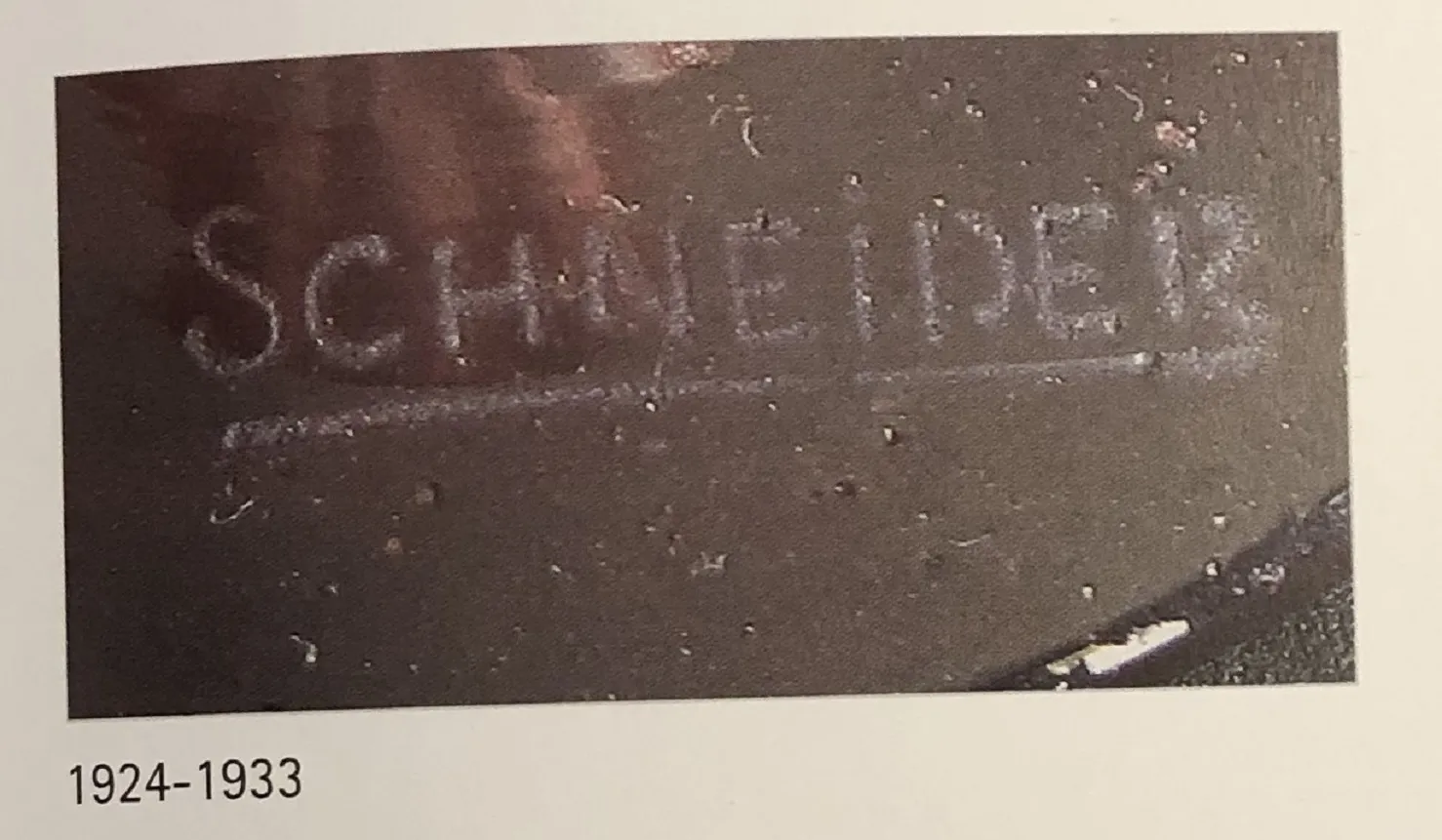 Verre ancien signé de Schneider dans un contexte sombre