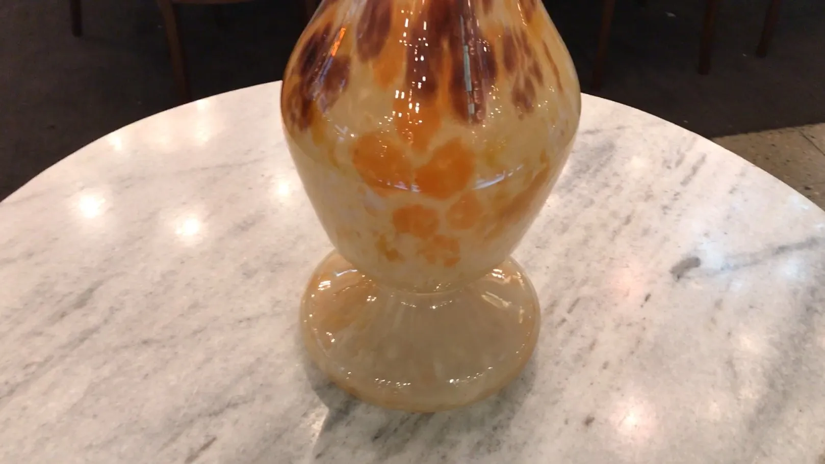 Verre signé avec motifs colorés, pièce ancienne Schneider.