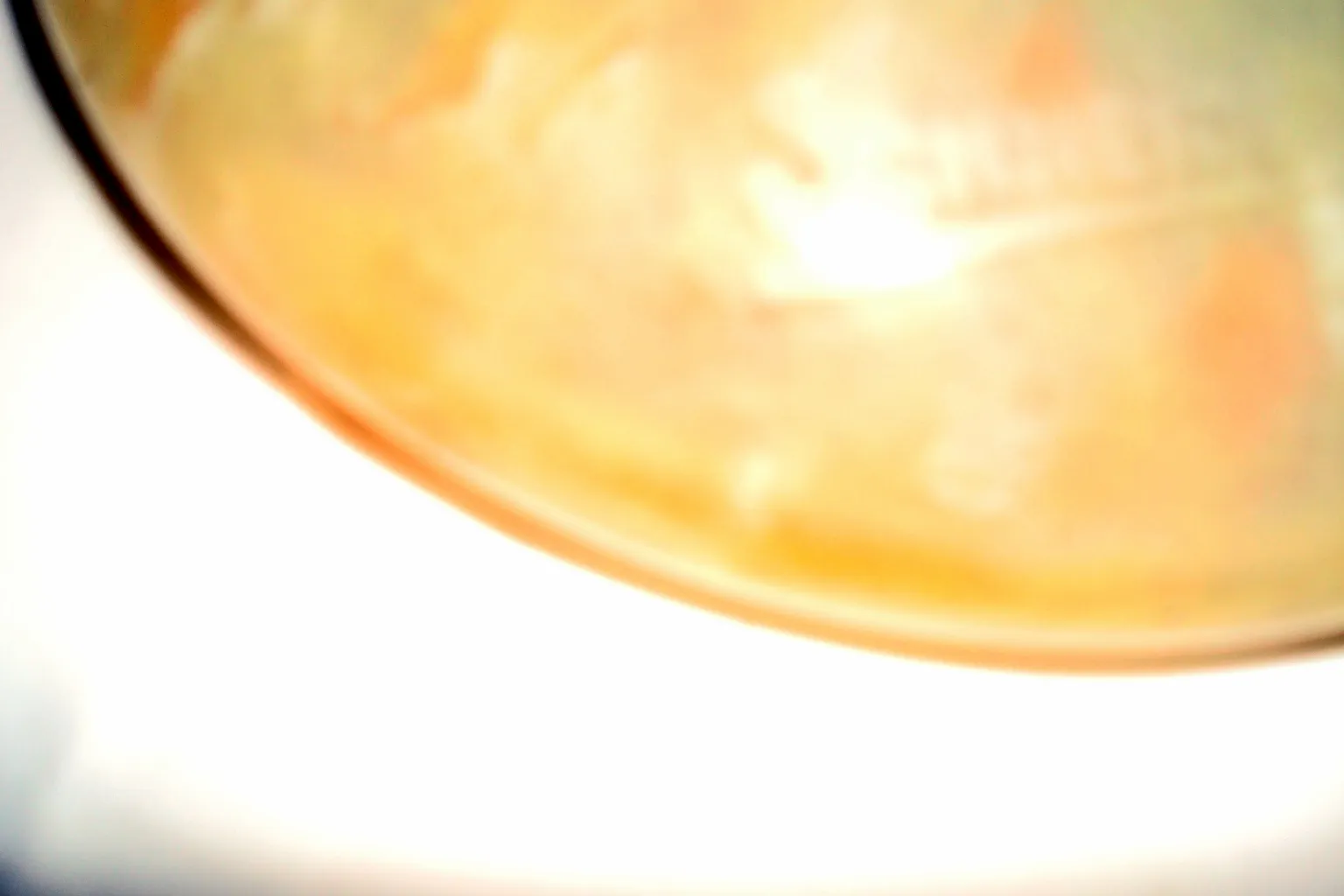 Antikes signiertes Glas von Schneider mit einzigartigen Details.