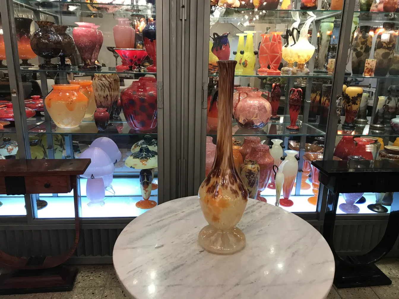 vase antico in vetro firmato da schneider in un ambiente decorativo