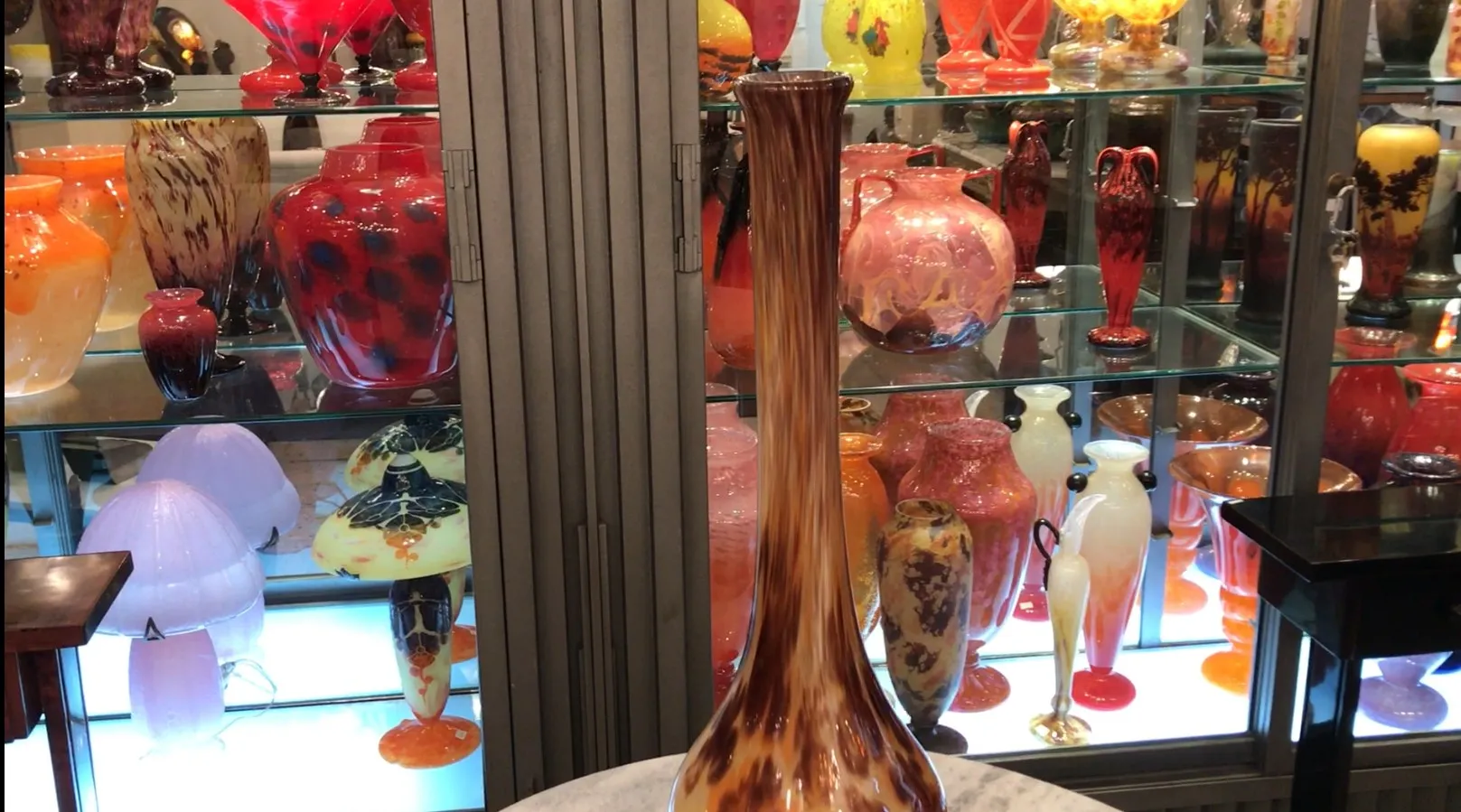 antikes glas mit unterschrift, dekorativ, vielfalt von formen, bunter hintergrund