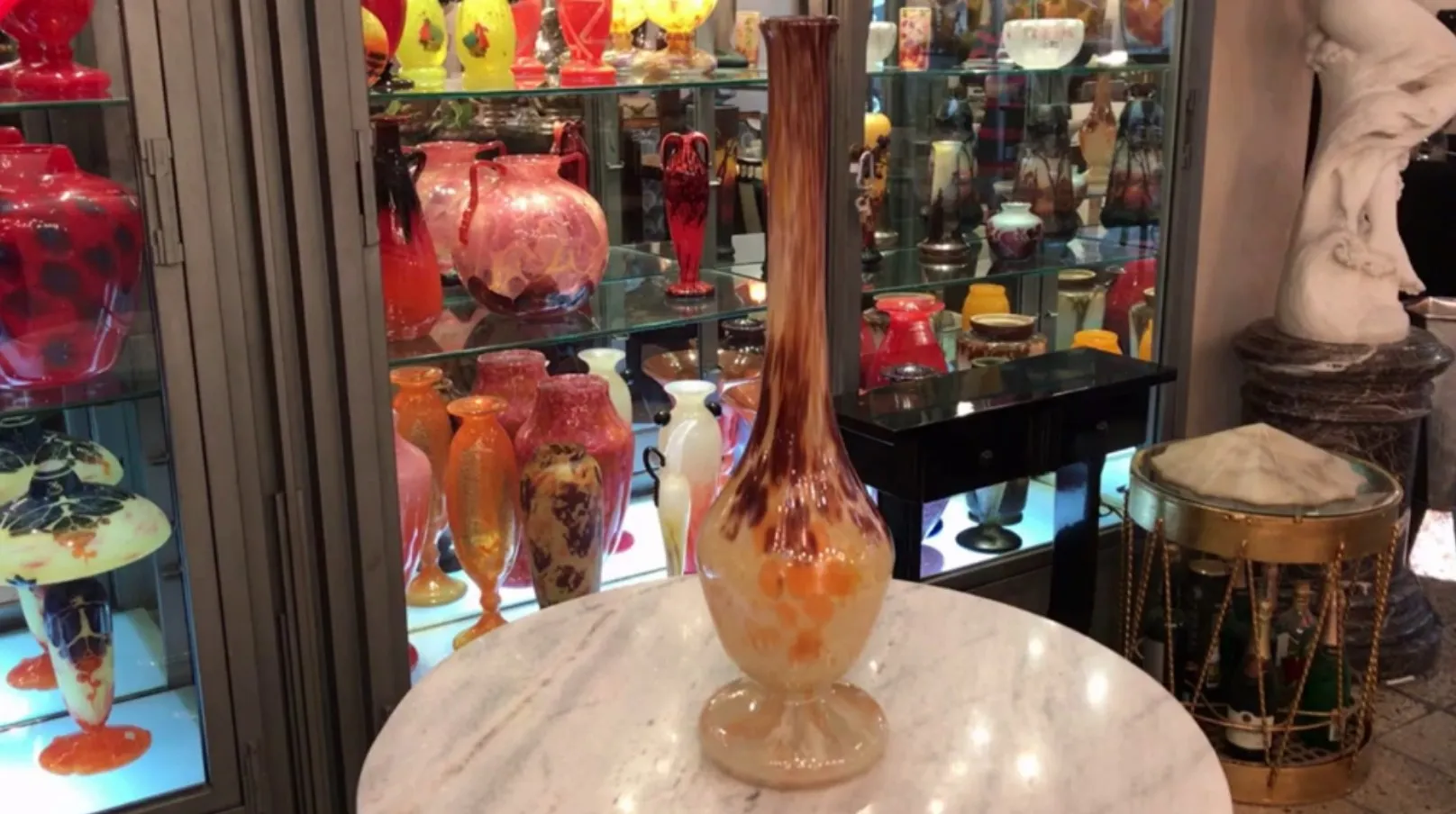 优雅的施耐德签名玻璃，背景是色彩缤纷的古董