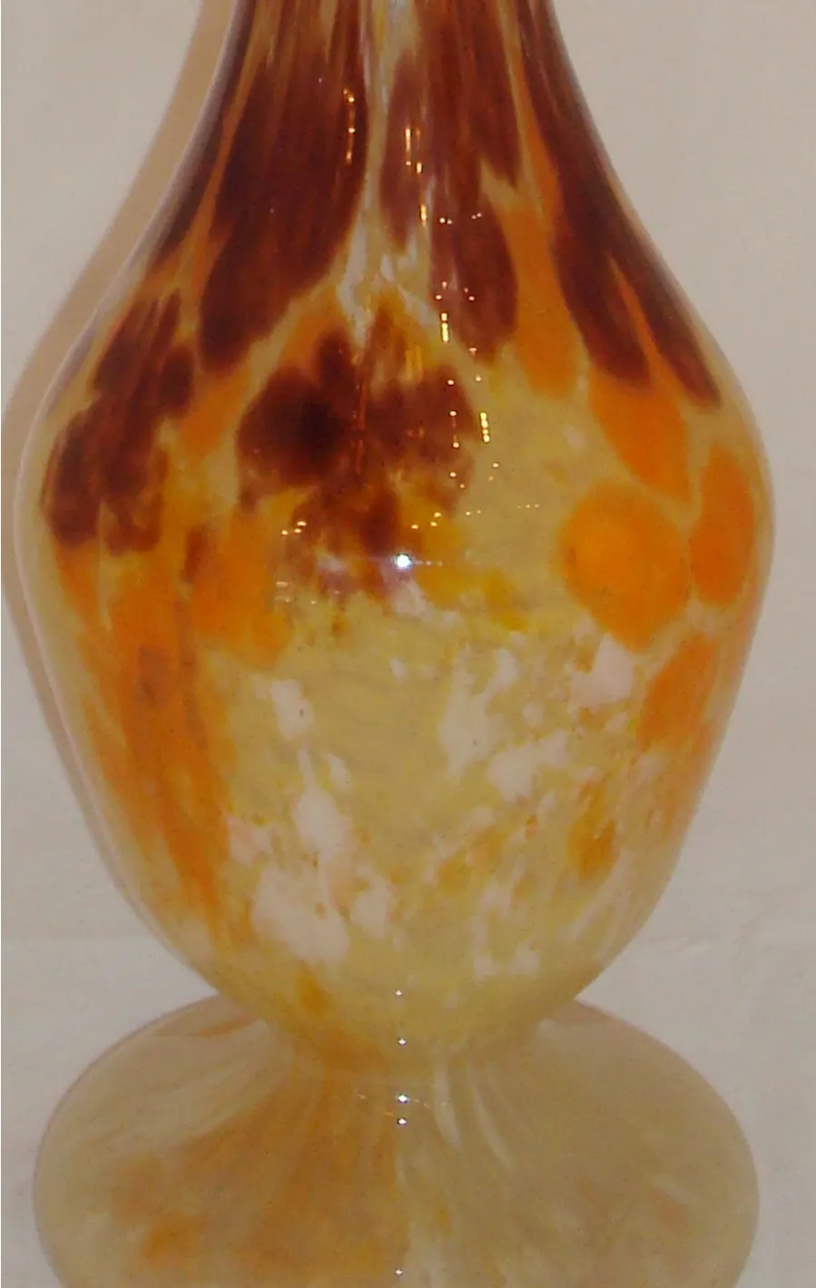 vidrio antiguo firmado por Schneider con tonos amarillos y marrones