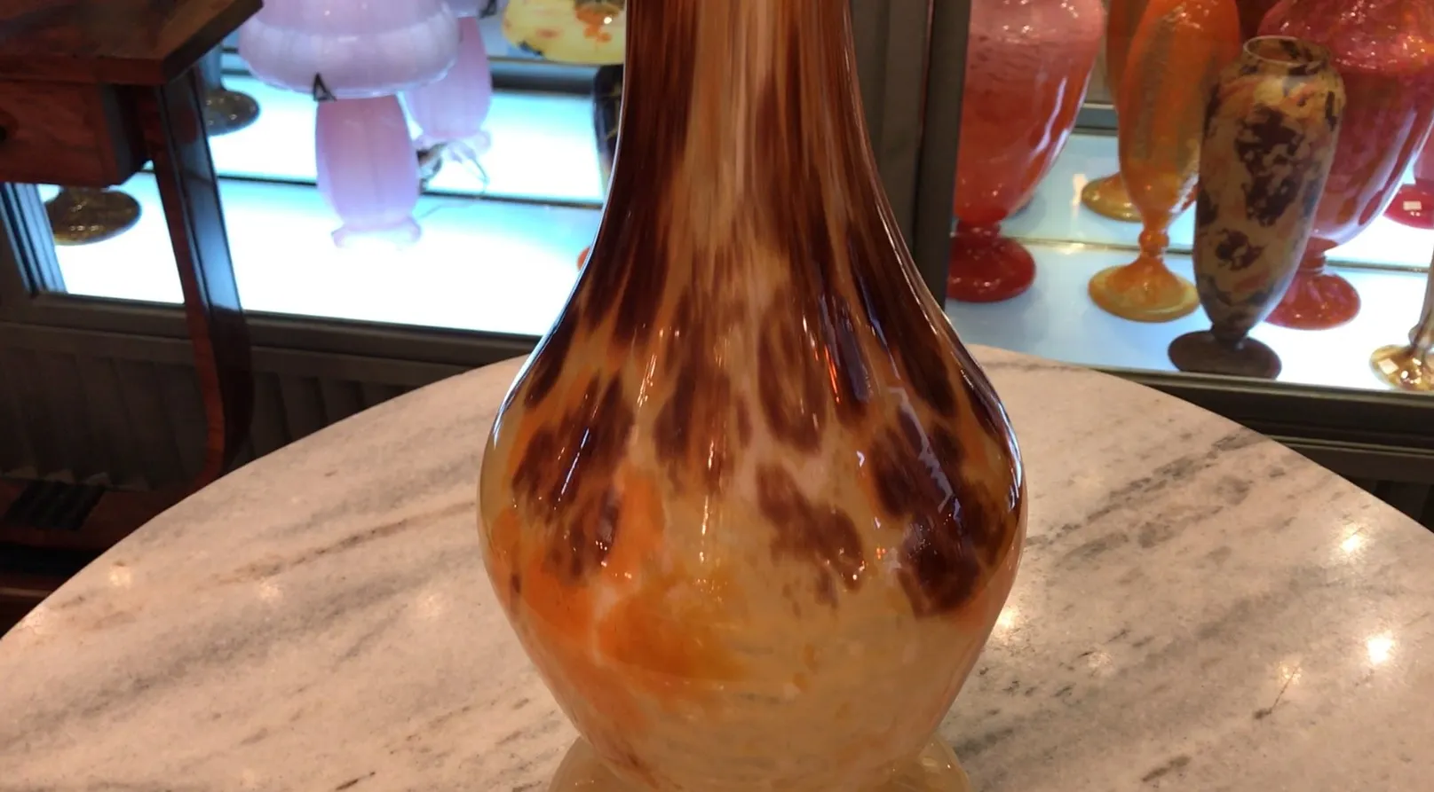 Signiertes Glas von Schneider mit lebhaften Farben am Fuß.