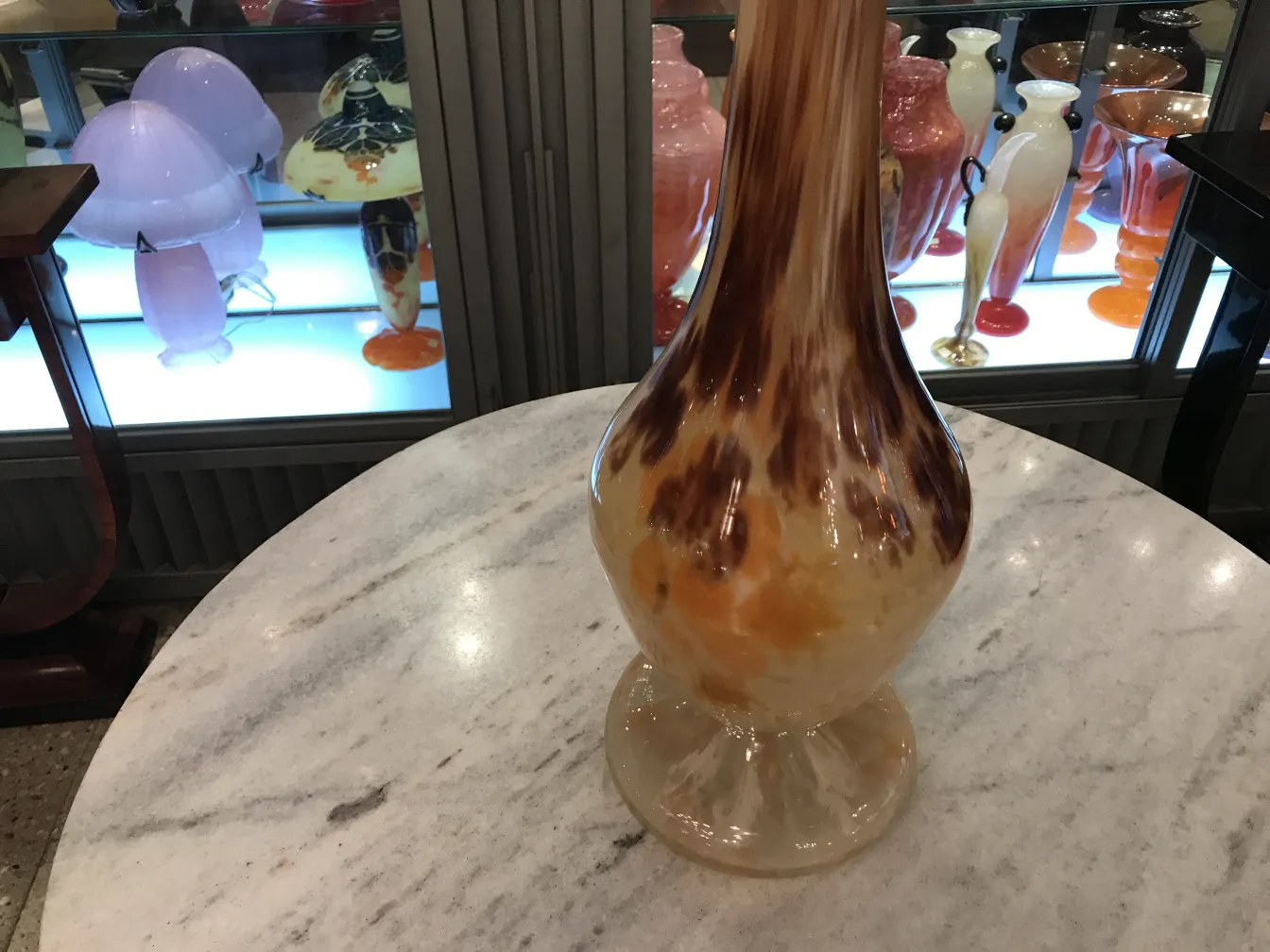 古董签名玻璃由施耐德制成，暖色调