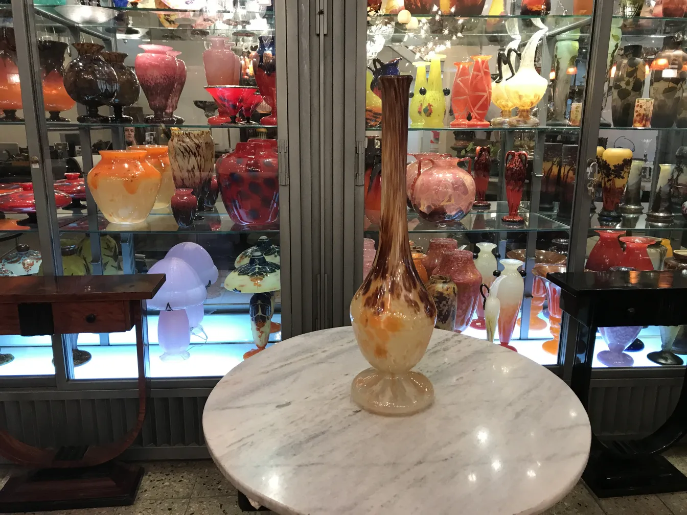 Verre ancien signé de Schneider en tons chauds exposé