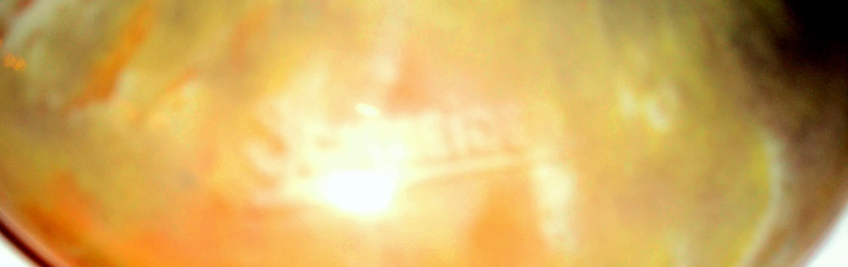 verre signé avec des détails artistiques aux tons chauds