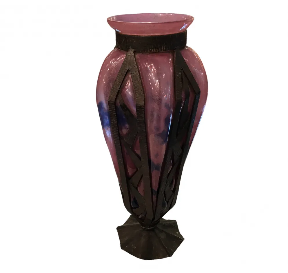 vase in vetro firmato con forma elegante e decorazione