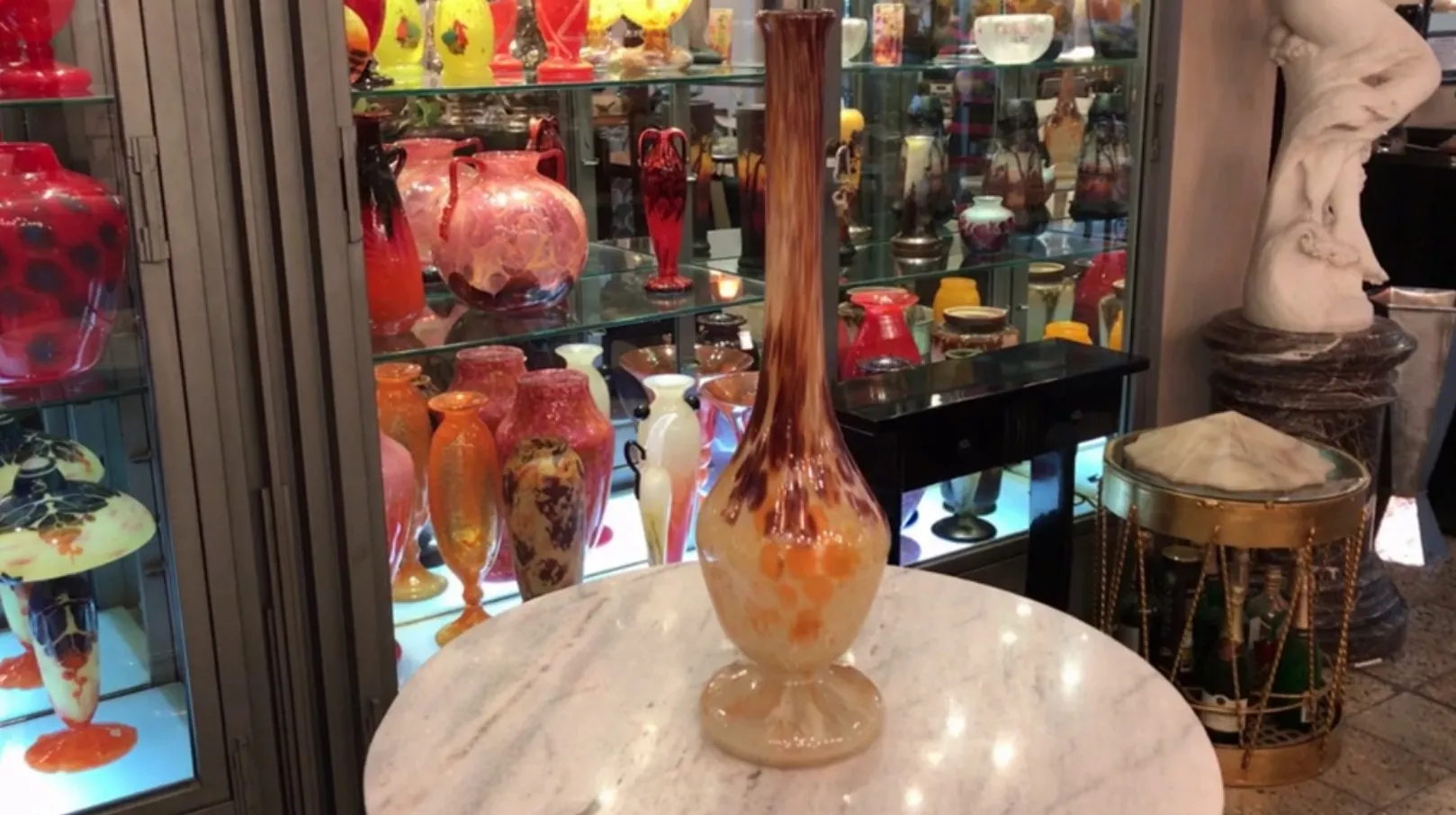 Vetro firmato antico di Schneider con design vibranti e colori accattivanti in un ambiente di antiquariato.