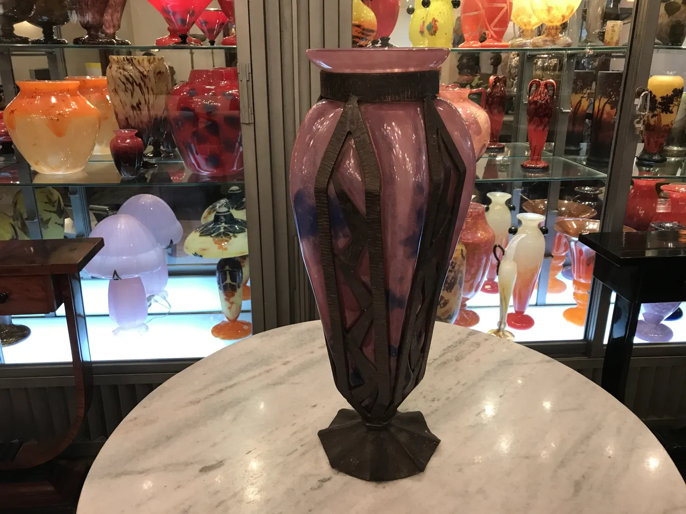 Bel vetro firmato Schneider esposto tra altre antichità colorate