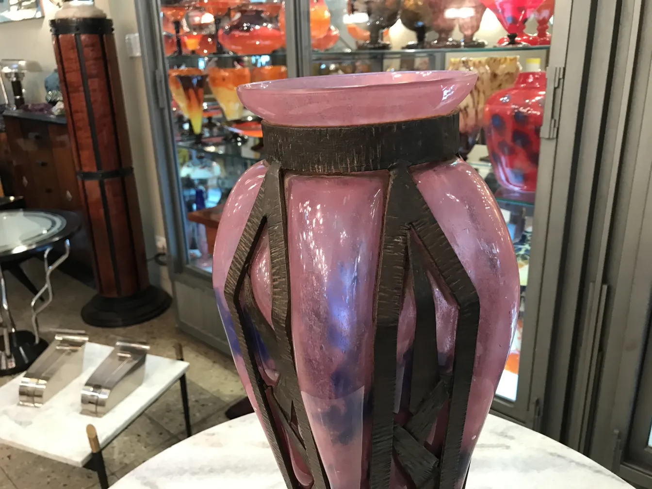 vase décoratif en verre signé par schneider de couleur rose dans un cadre d'antiquités