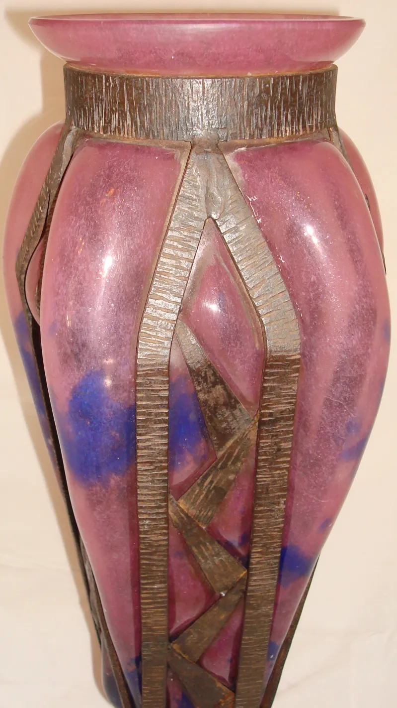 Vetro antico decorativo firmato da Schneider con sfumature viola e blu.