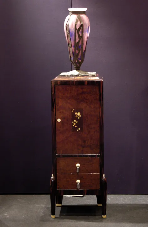 antigüedades en un ambiente elegante con vidrio firmado