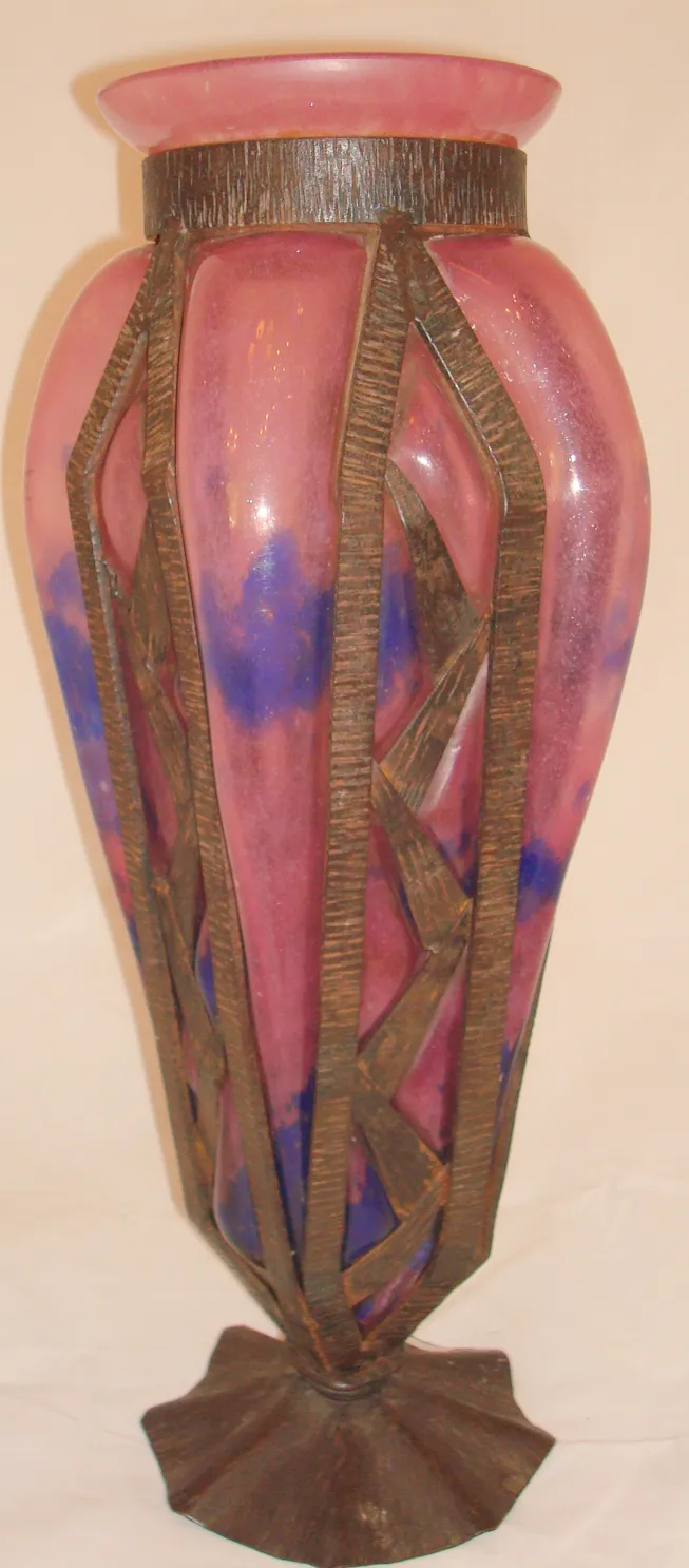 م vase قديمة زجاج موقّع شنايدر مع تفاصيل زينة.