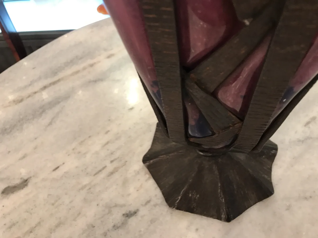 детали подписанного стекла шнайдер в декоративной подставке