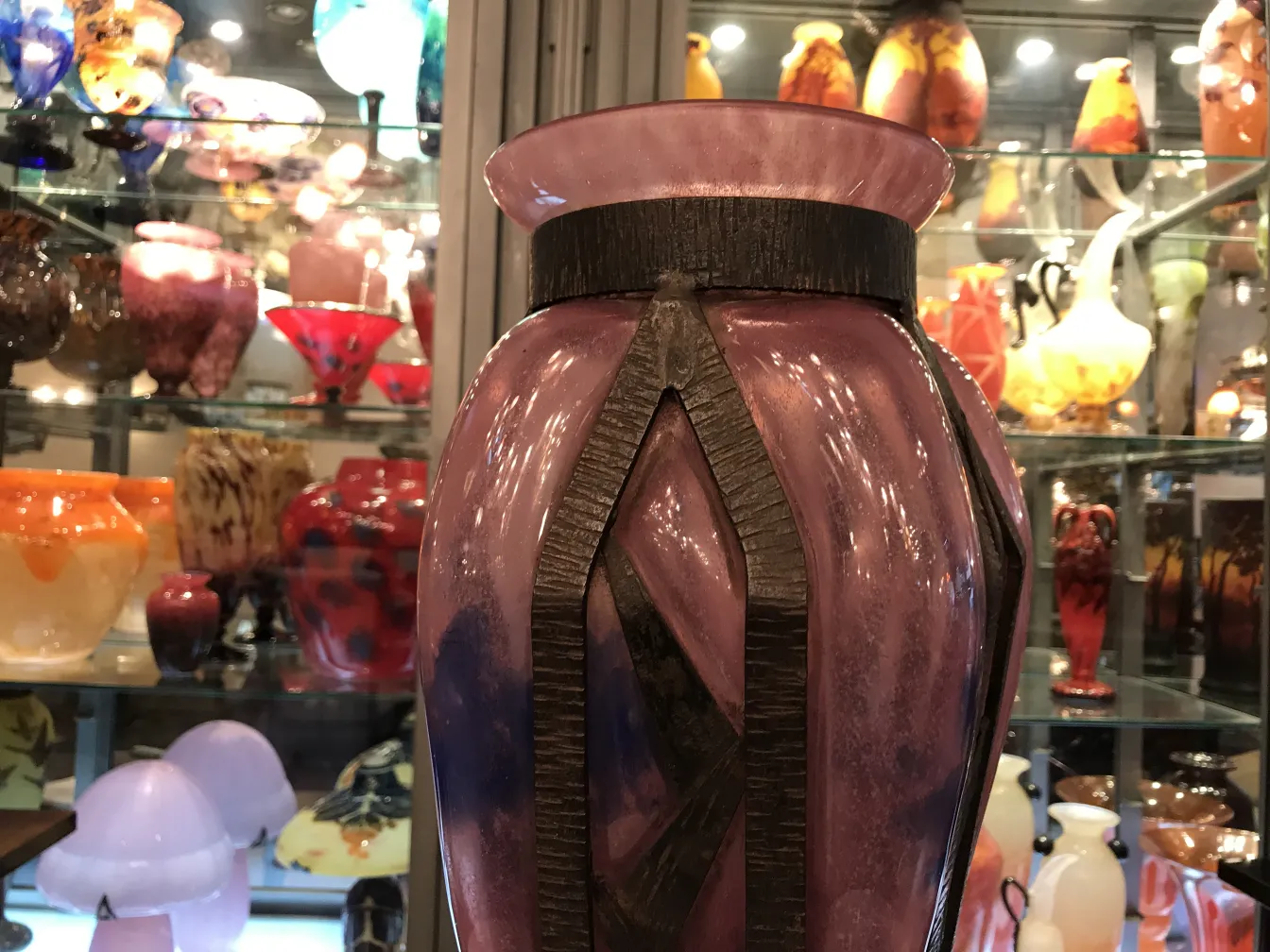 Vaso antigo com detalhes roxos e elementos decorativos