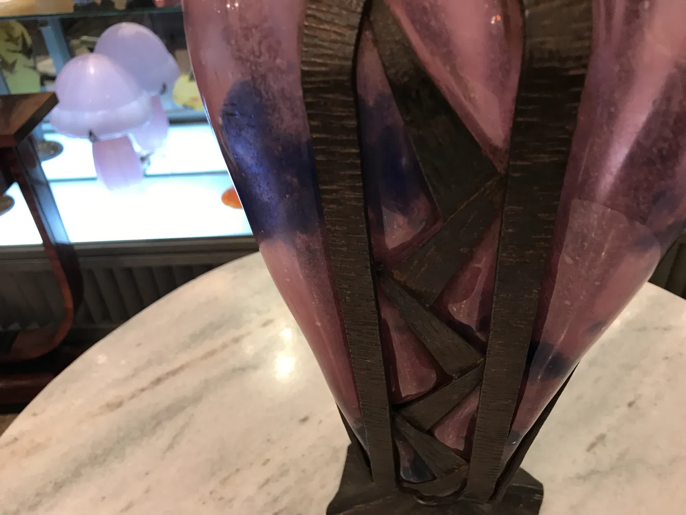 Antikes Glas mit Unterschrift von Schneider in rosa und blauen Farbtönen, Ausstellungs-Hintergrund.