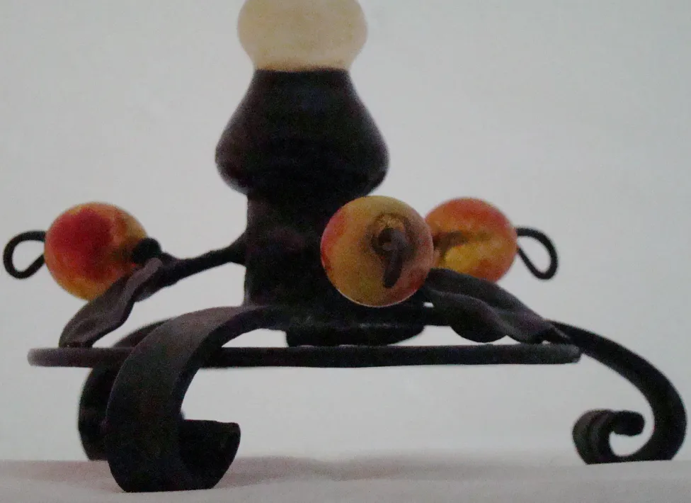 ग्लास पर हस्ताक्षरित श्नाइडर, रंगीन सजावटी तत्वों के साथ।