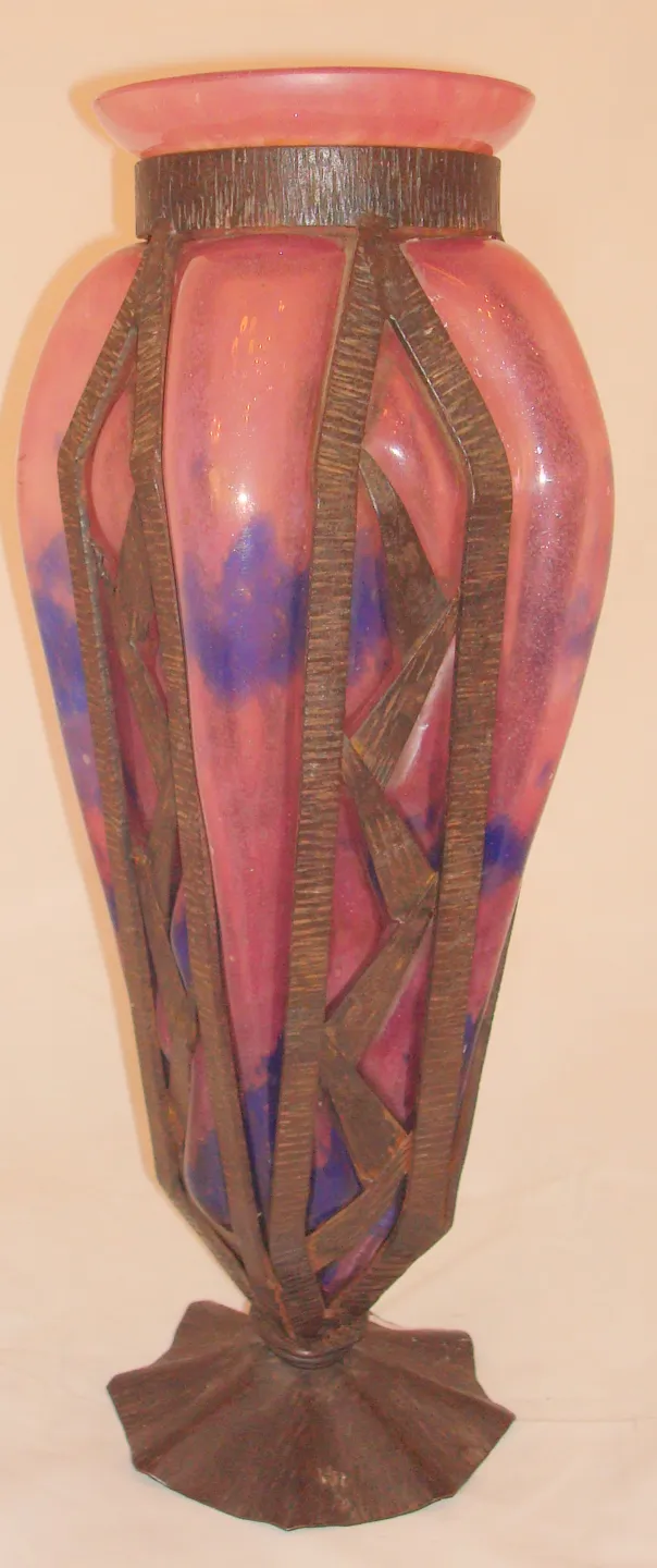 vaso antico con vetro firmato Schneider in colori rosa e blu, base di design artistico