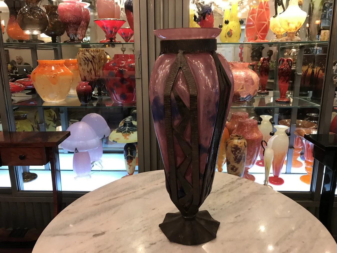 un elegante vetro firmato da schneider in un ambiente antico