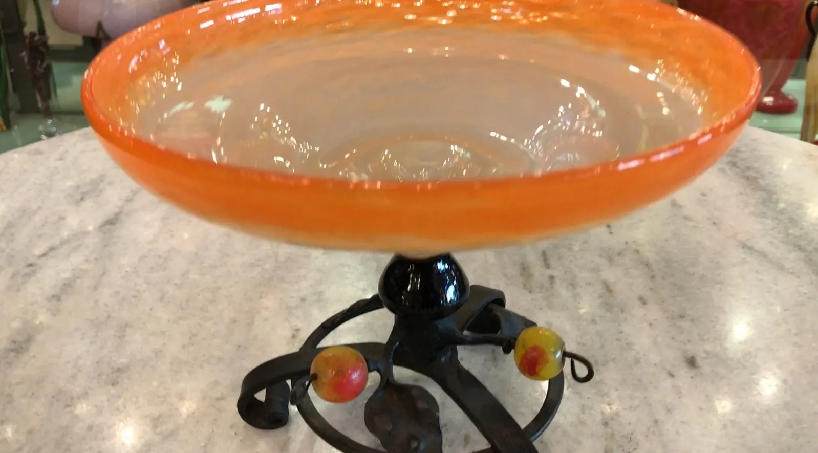 beau verre signé de couleur orange, base décorative