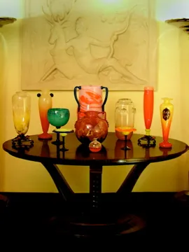 diverses antiquités de verre signé sur une table