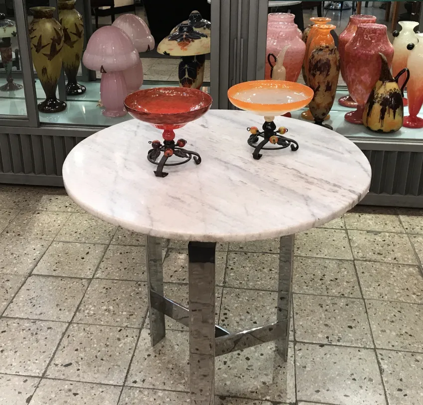 Configuração antiga com tigelas de vidro vermelhas e laranjas, vitrine colorida.