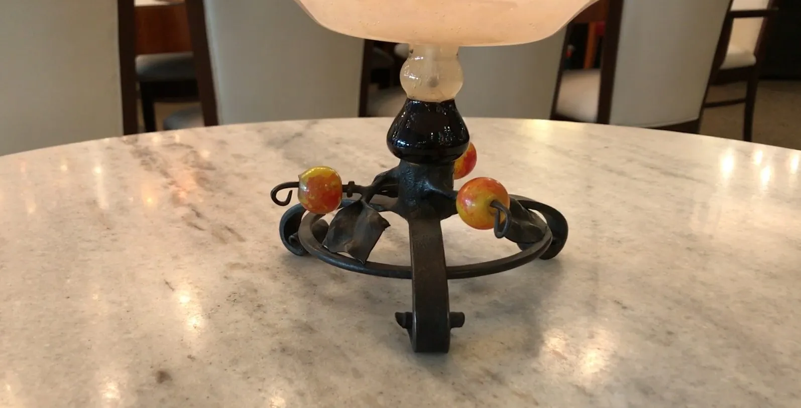 زجاج موقّع على قاعدة زخرفية قديمة مع تفاصيل ملونة