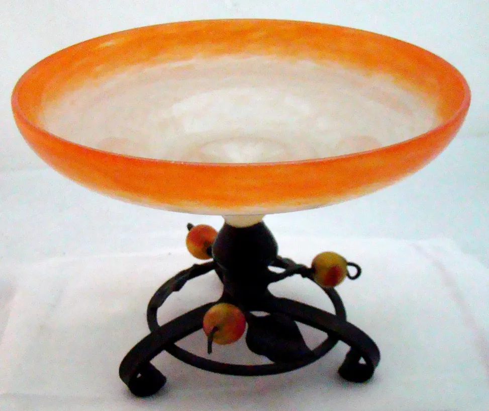 tazón de vidrio con base negra y detalles en naranja