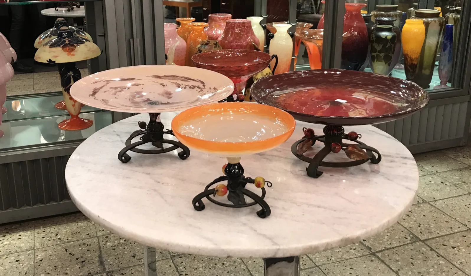 drei dekorative Teller auf dem Tisch, antikes signiertes Glas von Schneider