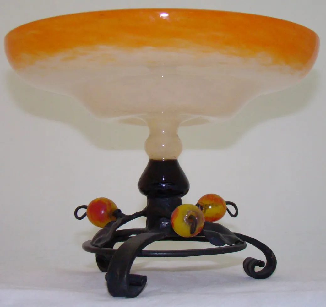 Antigüedad de vidrio firmado Schneider con base decorativa