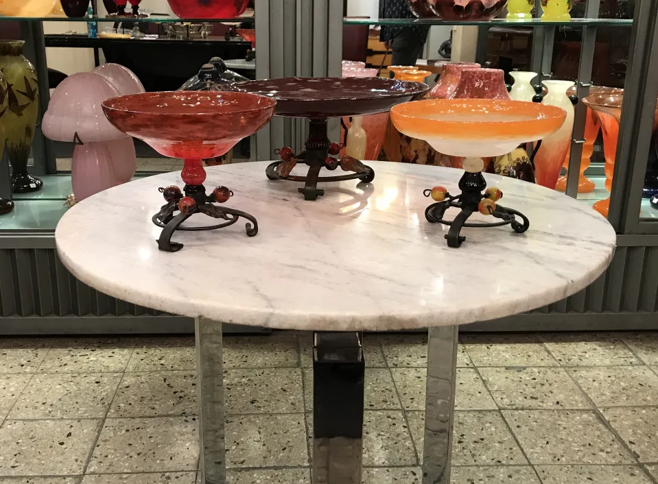 drei elegante glasschalen auf sockeln auf einem tisch