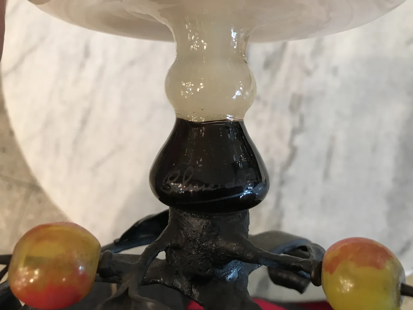 Signiertes Glas von Schneider mit hellem Hintergrund und bunten Akzenten, Antike.