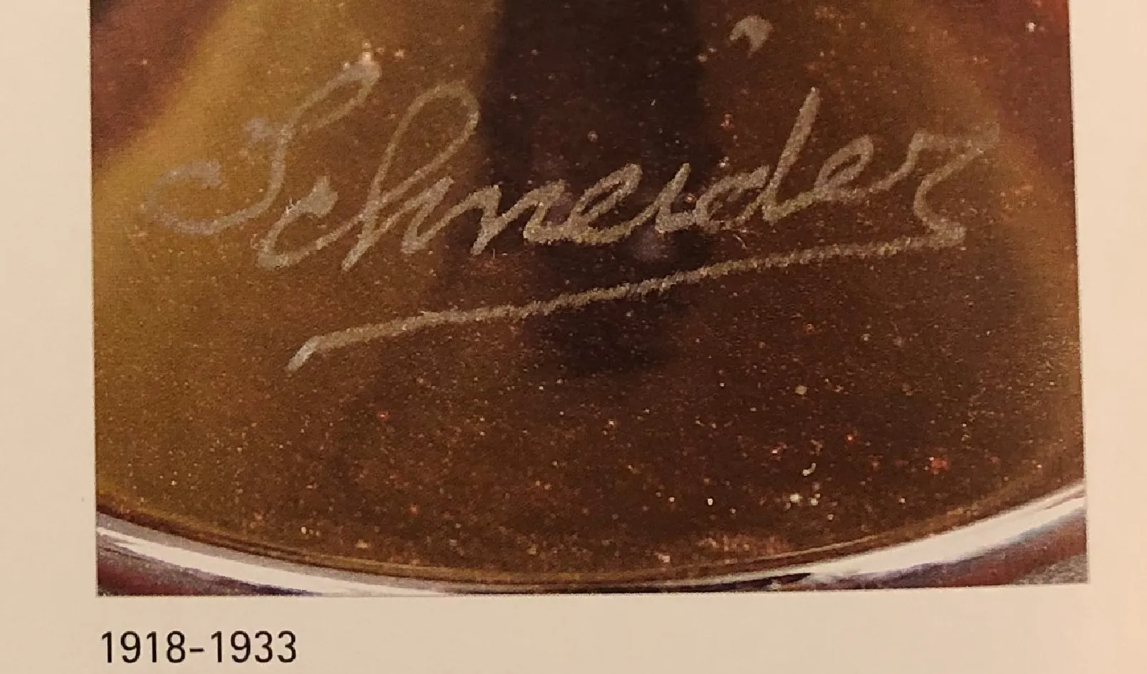 Vidrio firmado por Schneider con un diseño elegante