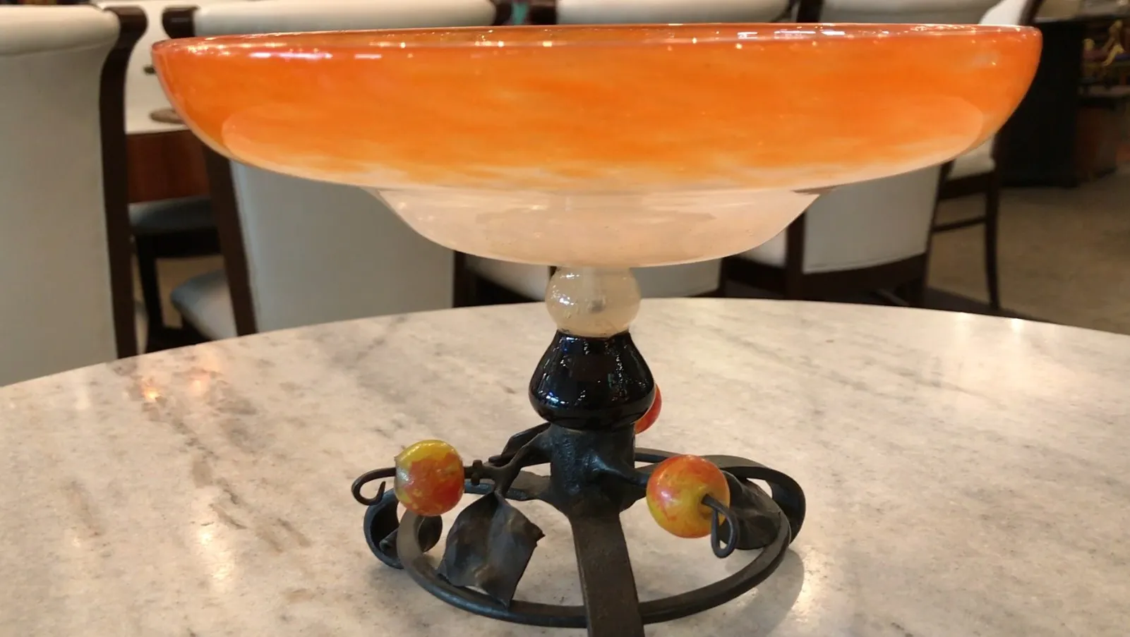 슈나이더 서명 된 유리잔, 오렌지와 흰색의 고전적 디자인