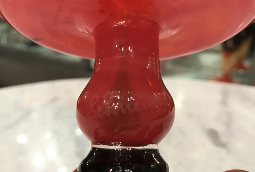 Antikes Glas mit sichtbarer Unterschrift von Schneider, leuchtend rot.