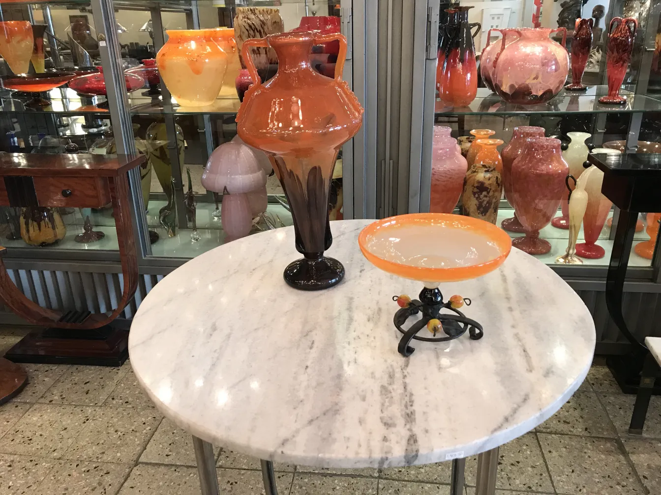 앤틱 서명된 유리잔이 장식된 환경에 있음