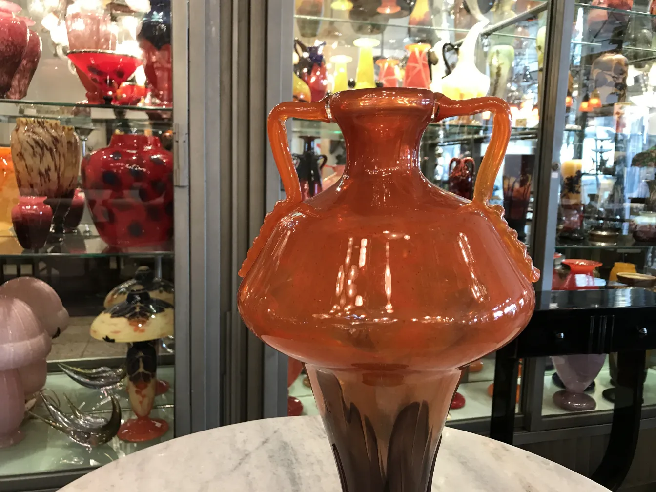 vaso antigo assinado Schneider com um design elegante em laranja