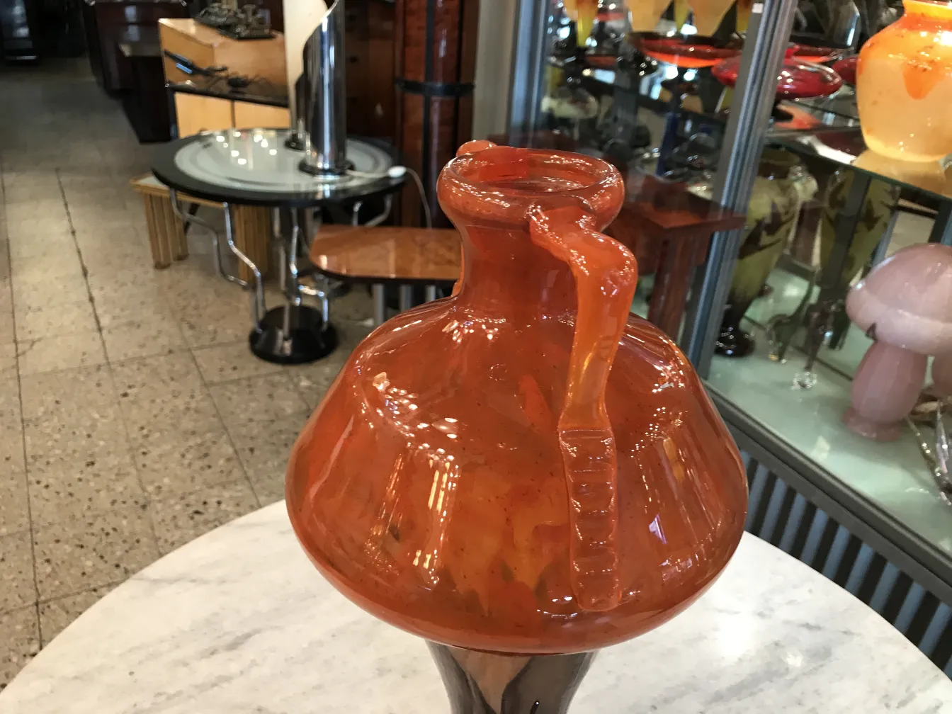 Vidrio antiguo firmado Schneider con un diseño colorido en un ambiente elegante.