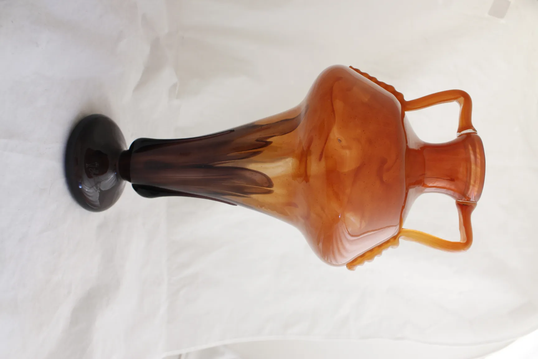 vetro antico con firma di schneider, design elegante