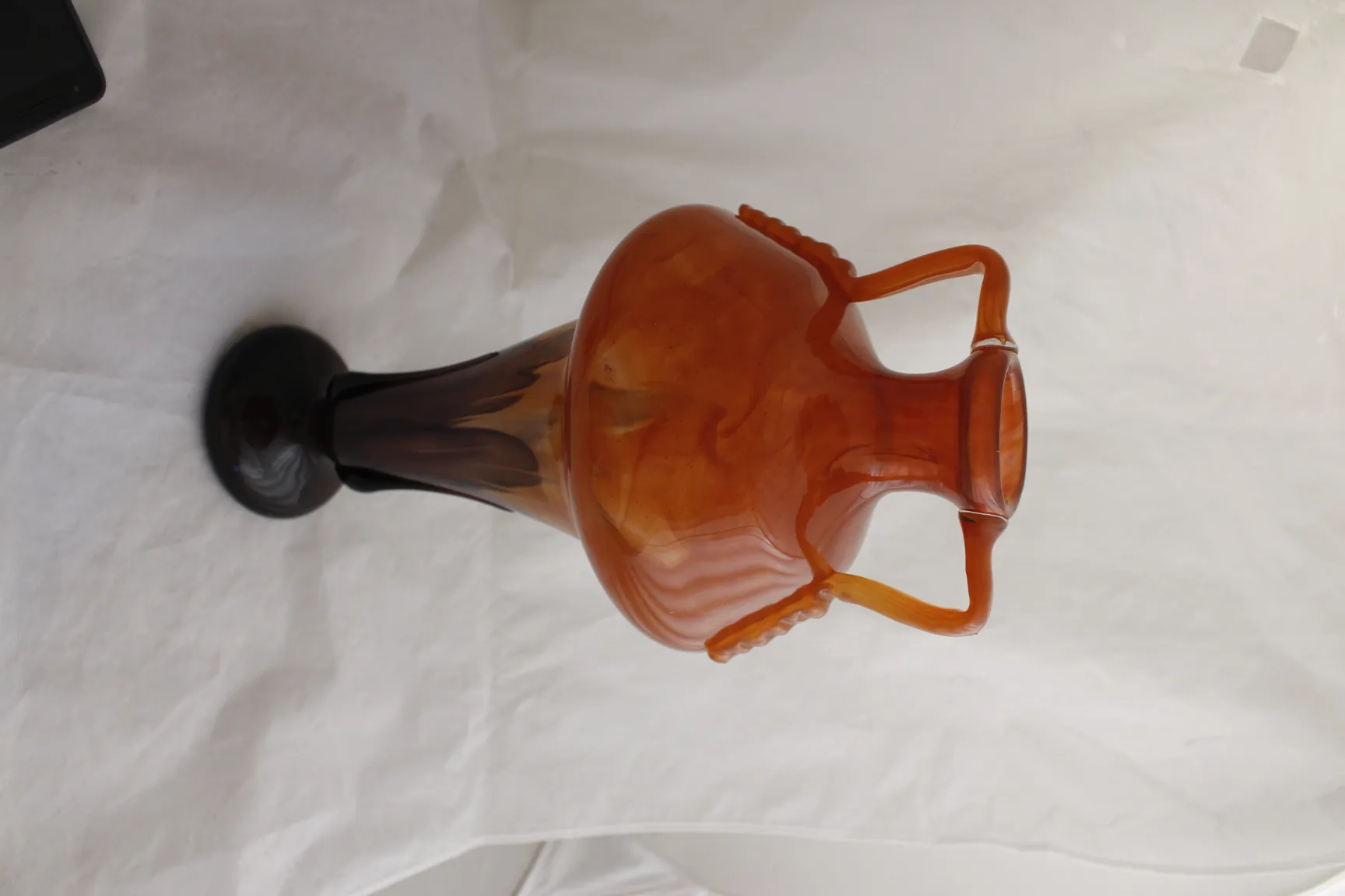 vase ancien en verre avec signature, couleur ambre, style classique