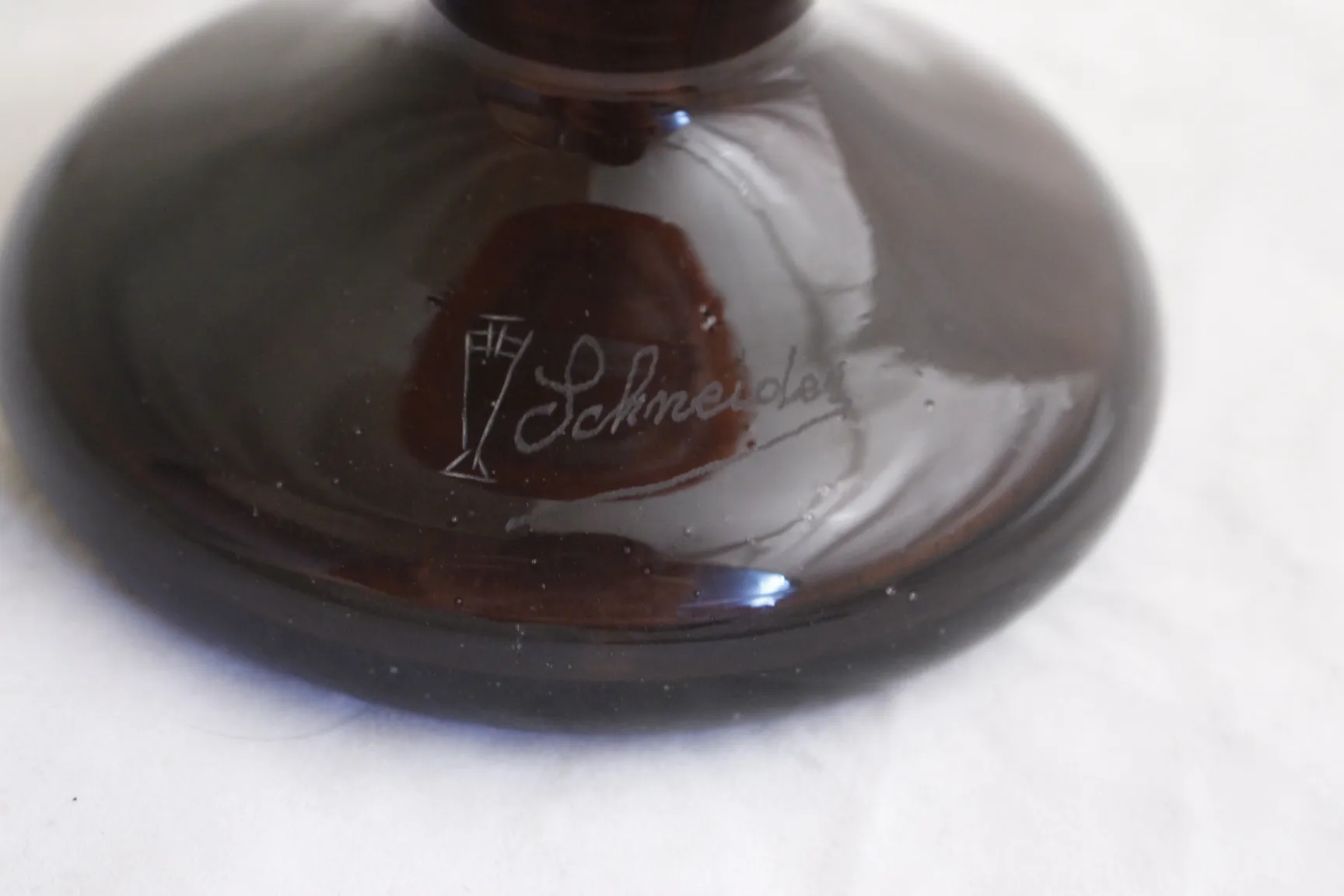 vidrio antiguo con firma schneider en el fondo