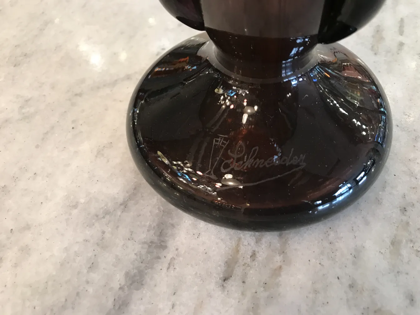 verre ancien signé par Schneider avec base décorative