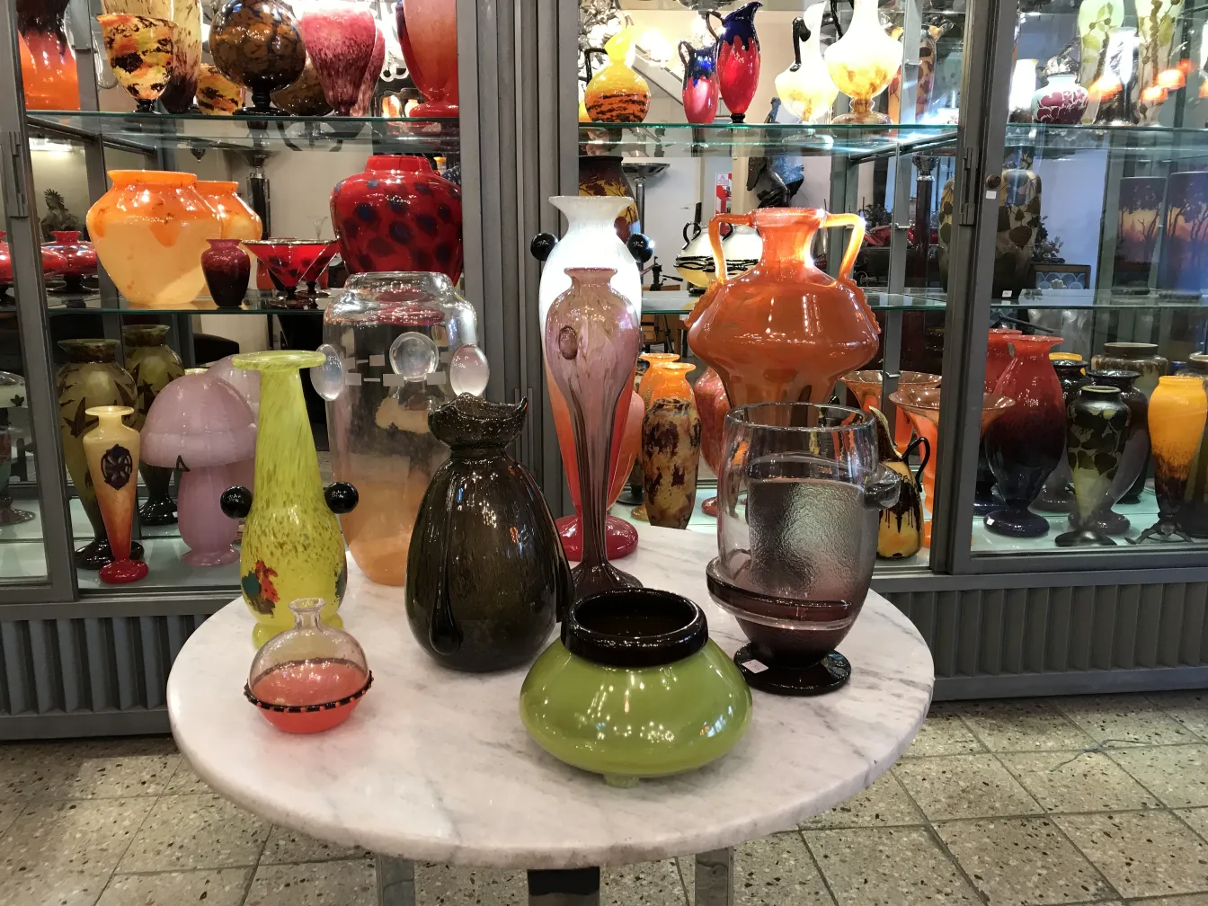 antikes signiertes Glas von Schneider schön ausgestellt