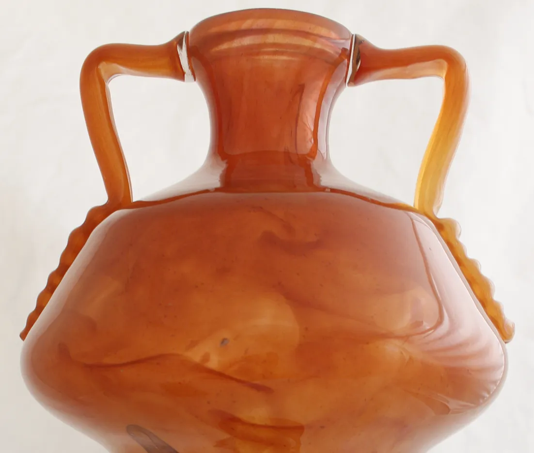 Verre ancien signé par Schneider avec un design français.